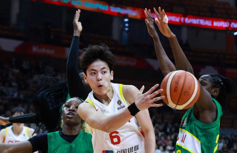 奇异果体育app-女篮队长首秀！杨舒予14+5+7扮攻传核心 7助攻全场最高