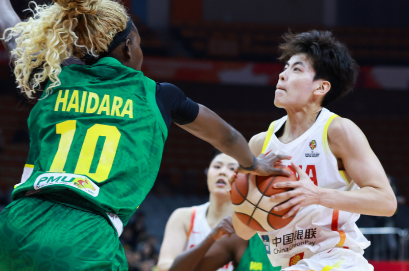 奇异果体育app-女篮队长首秀！杨舒予14+5+7扮攻传核心 7助攻全场最高