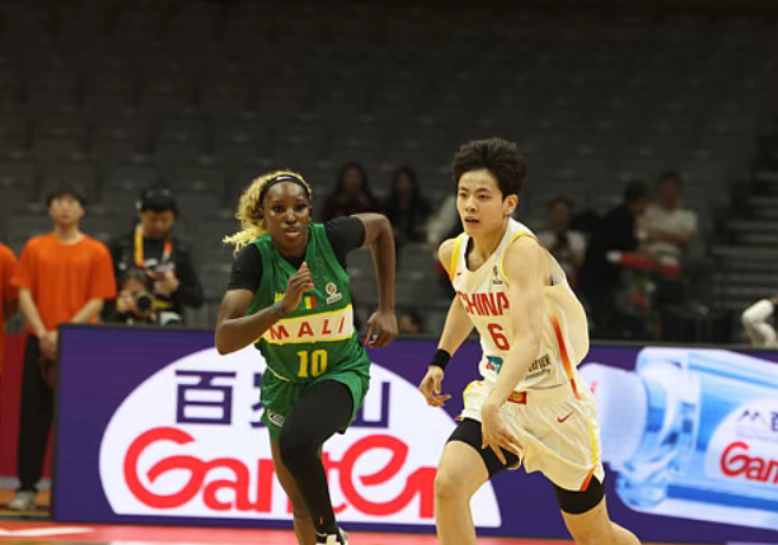 奇异果体育app-女篮队长首秀！杨舒予14+5+7扮攻传核心 7助攻全场最高