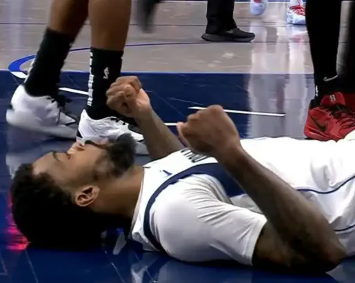 芒果体育在线登入-马绍尔与马瑟林身体相撞后受伤,随后独自返回更衣室